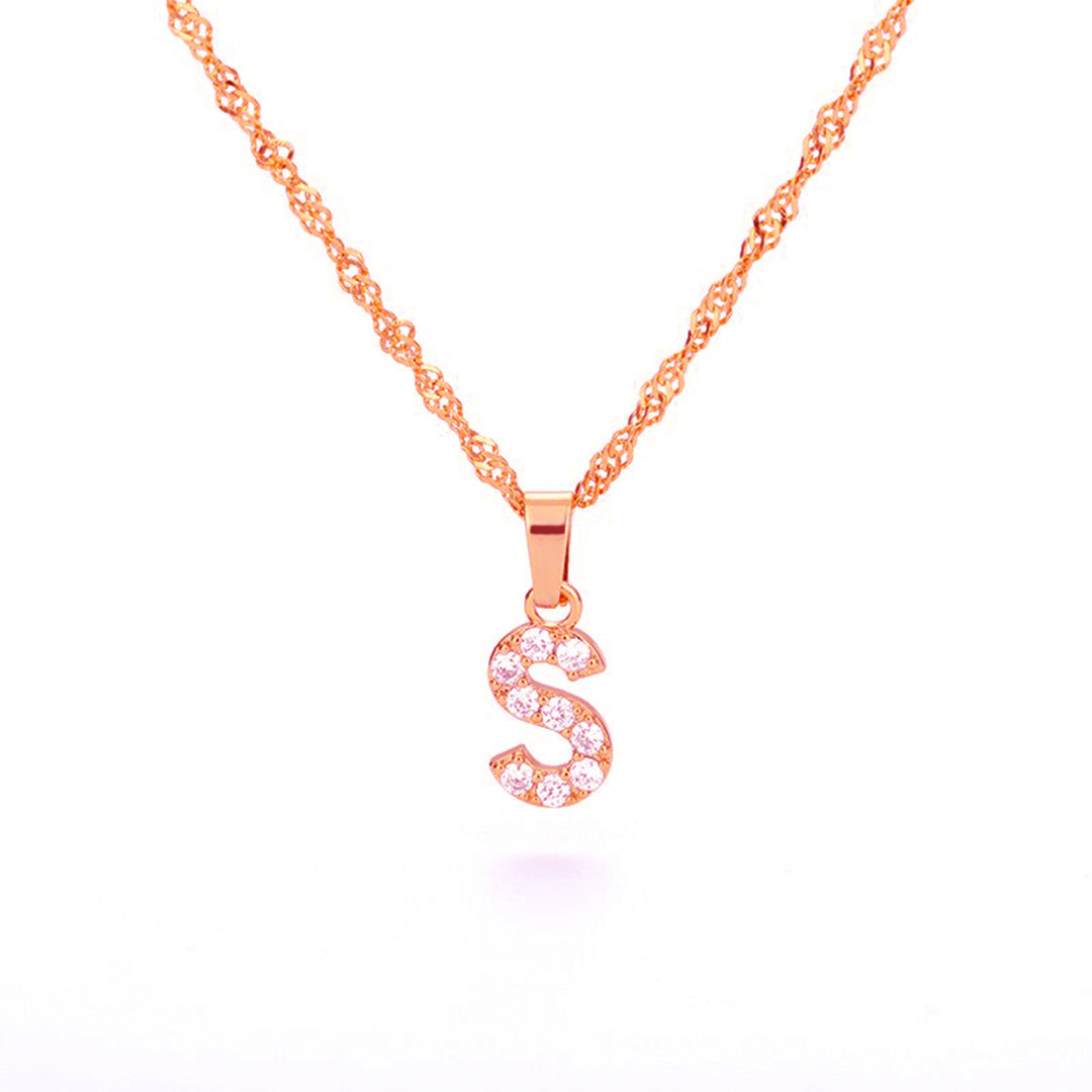 Halsband med bokstäver i zirkonia