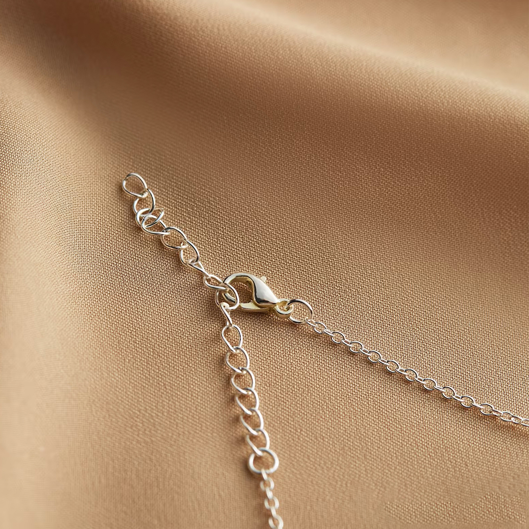 Halsband med födelseblomma och namn