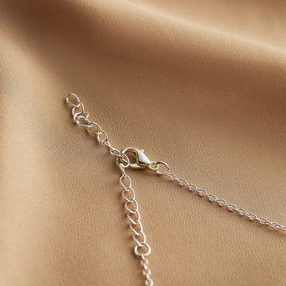 Halsband med födelseblomma och namn