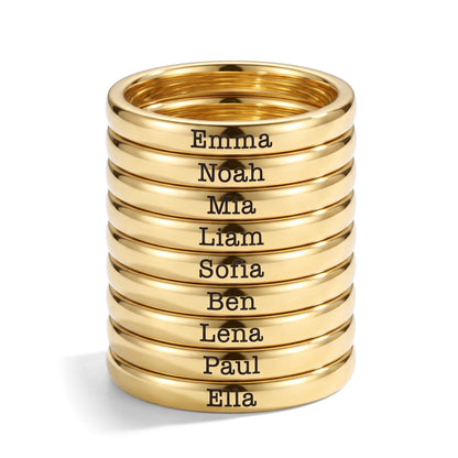 Tunn stapelbar namnring – guld – 9 ringar staplade