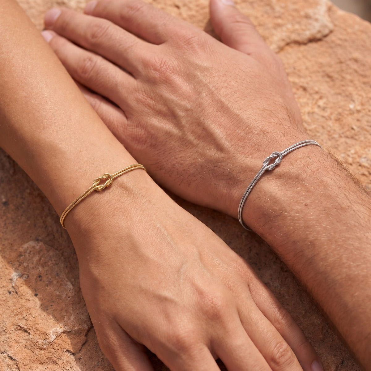 Forever Knot-armband – guld & silver – buret, närbild