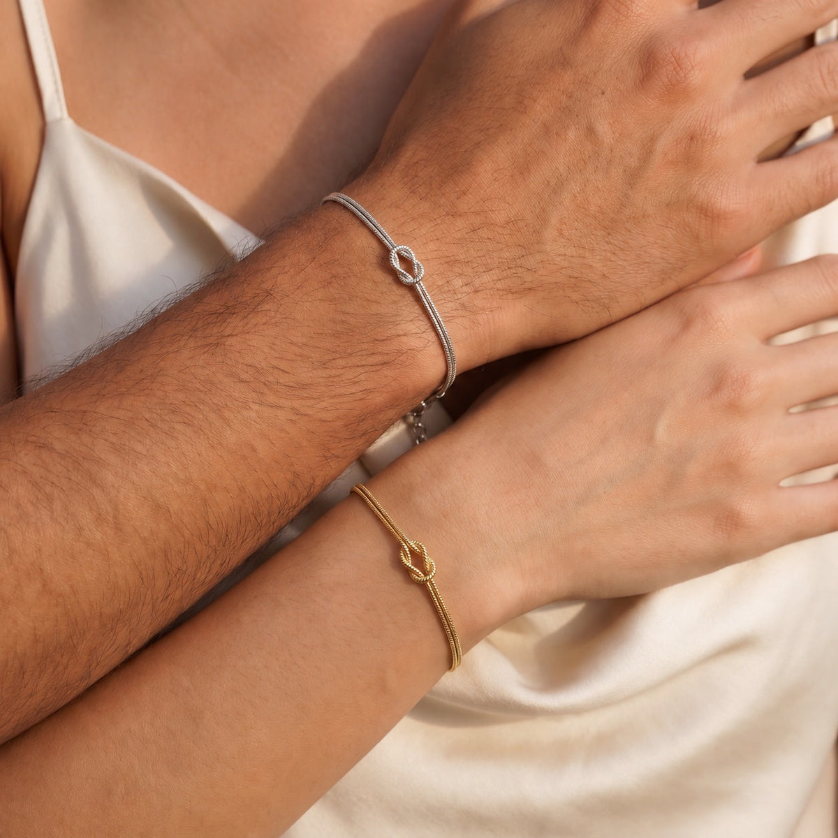 Forever Knot-armband – guld & silver – buret, närbild 2