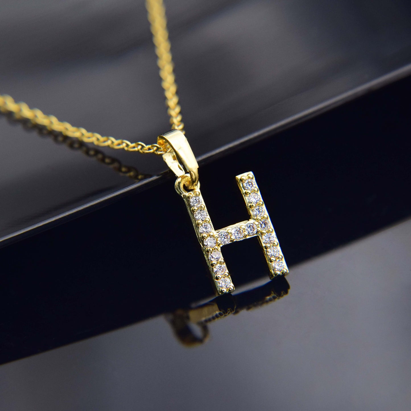 Halsband med bokstäver i zirkonia