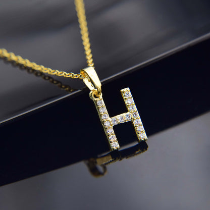 Halsband med bokstäver i zirkonia