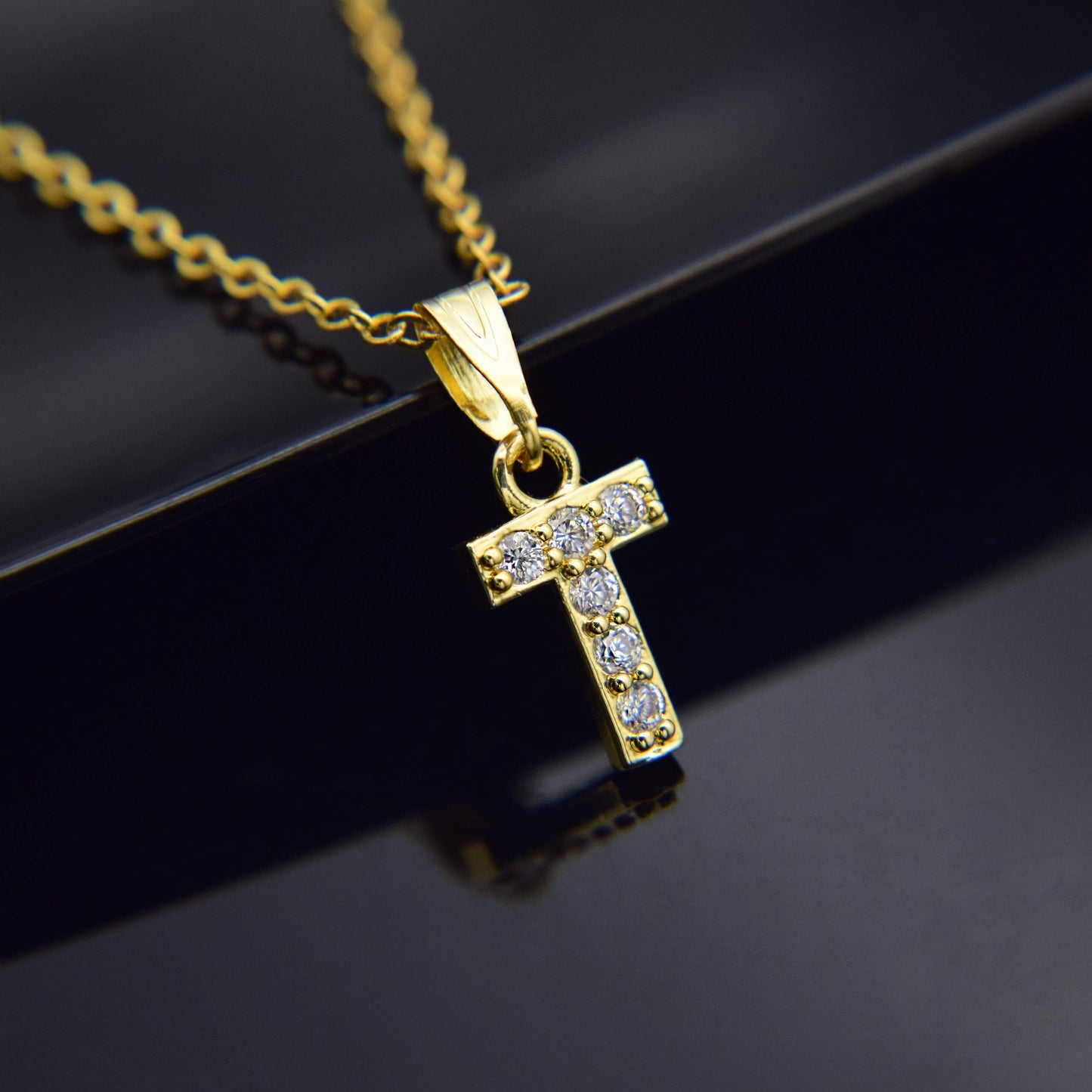 Halsband med bokstäver i zirkonia