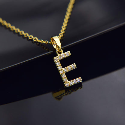 Halsband med bokstäver i zirkonia