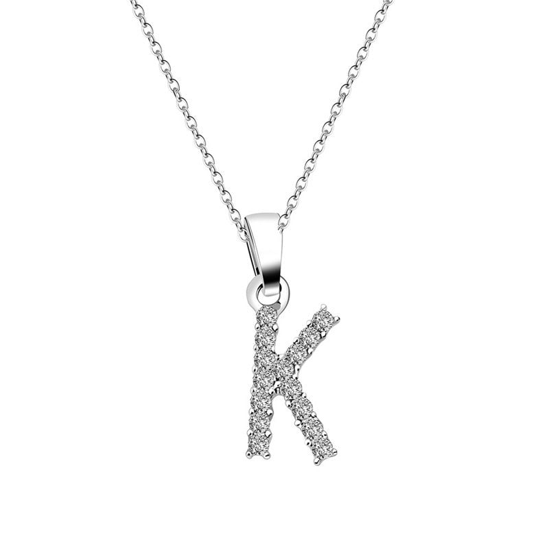 Halsband med bokstäver i zirkonia